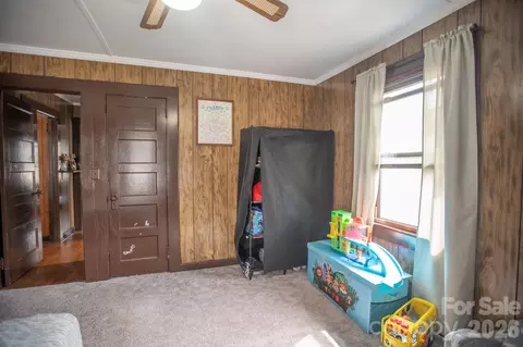 Bedroom - 400 Summit Ave, Spruce Pine, NC 28777 photo 4 of 7