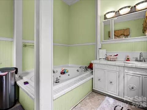 Bath - 430 3rd St, Cheraw, SC 29520 photo 3 of 3