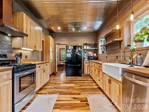 Kitchen - 430 3rd St, Cheraw, SC 29520 photo 3 of 4