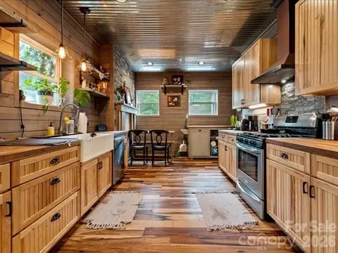 Kitchen - 430 3rd St, Cheraw, SC 29520 photo 2 of 4
