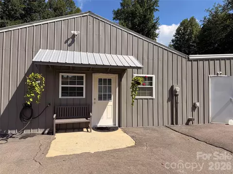 669 Old Lowgap Rd, Mount Airy, NC 27030