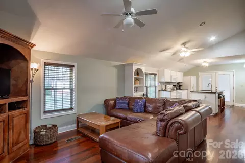 611 W Iredell Ave, Mooresville, NC 28115