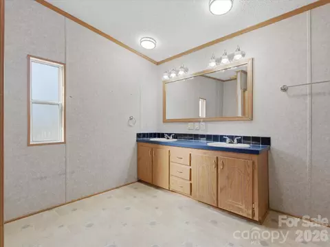 Bath - 959 Langley Dr, Chester, SC 29706 photo 3 of 5