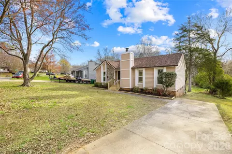 8122 Strawberry Point Dr, Charlotte, NC 28215