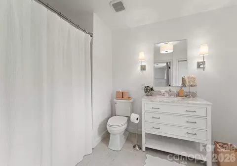Bath - 3228 Devon Croft Ln, Charlotte, NC 28269 photo 3 of 5