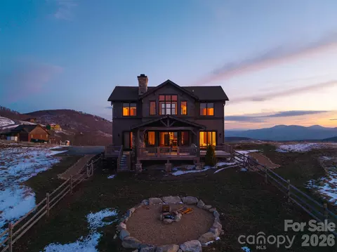 352 Great Sky Dr, Banner Elk, NC 28604