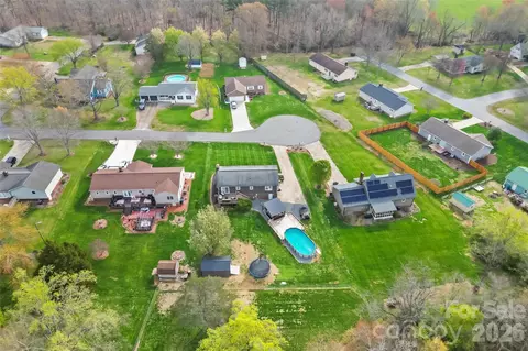 1757 Castlewood Ct, Hickory, NC 28602