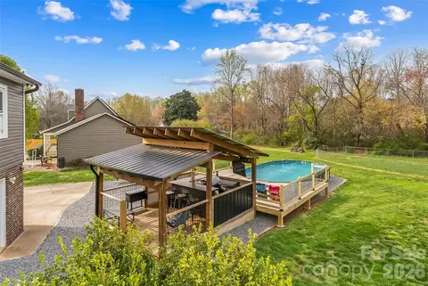 1757 Castlewood Ct, Hickory, NC 28602