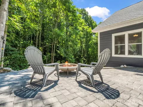 38 Scenic View Dr, Hendersonville, NC 28792