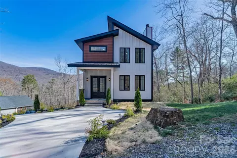 26 Pineview Rd, Fairview, NC 28730