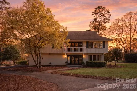 22 Honeysuckle Ln, Lake Wylie, SC 29710