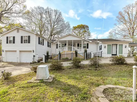 916 Lakewood Dr, Matthews, NC 28104