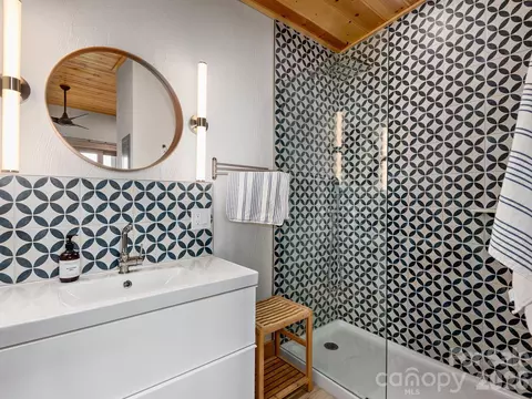 Bath - 511 Emerald Mine Rd, Spruce Pine, NC 28777 photo 1 of 2