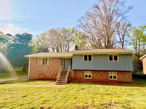 3002 Club Dr, Gastonia, NC 28054