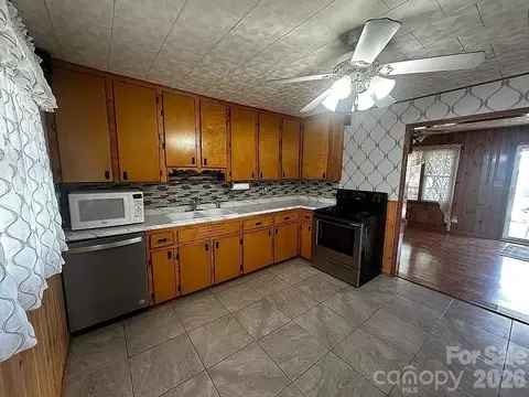 Kitchen - 34 Sunset Dr, Brevard, NC 28712 photo 1 of 2