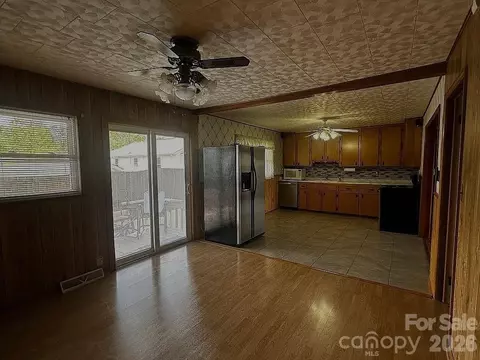 Living - 34 Sunset Dr, Brevard, NC 28712 photo 4 of 6