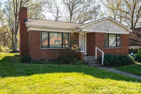 1642 Hawthorne Ln, Charlotte, NC 28205