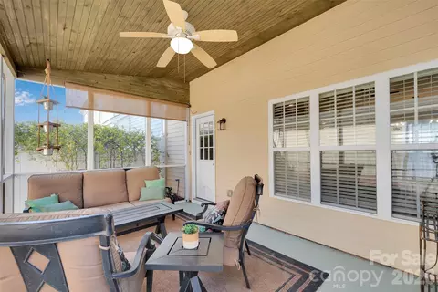 903 White Point Dr, Huntersville, NC 28078