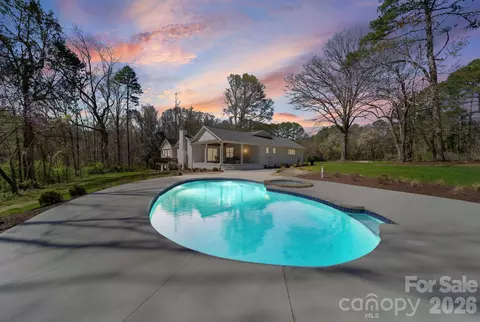 913 Kelly Rd, Mount Holly, NC 28120