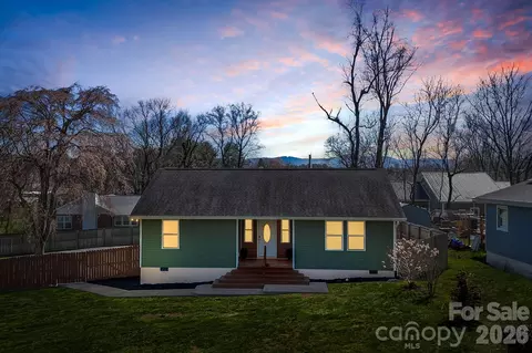 1844 Willow Rd, Hendersonville, NC 28739