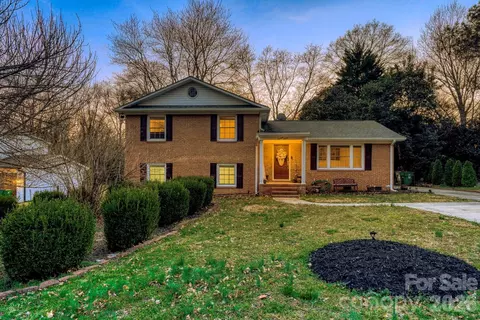 1315 Shady Bluff Dr, Charlotte, NC 28211