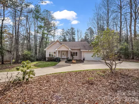 5 Hearthstone Ln, Flat Rock, NC 28731