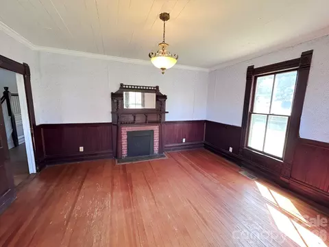 Living - 202 E Central Ave, Catawba, NC 28609 photo 2 of 6