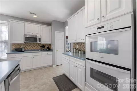 Kitchen - 355 Garnet Ct, Fort Mill, SC 29708 photo 4 of 6