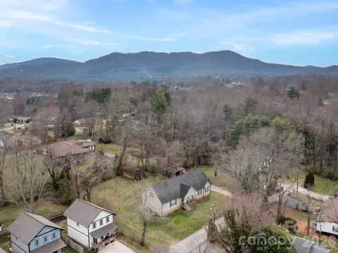 28 Chapel Park Rd, Asheville, NC 28803
