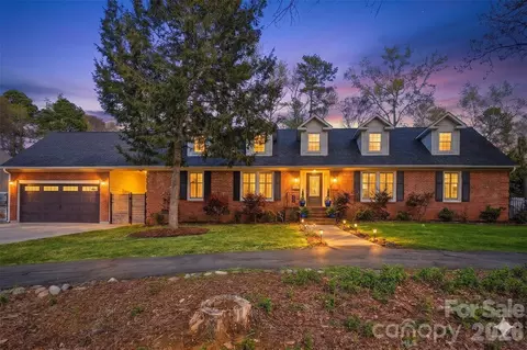 6123 Lake Providence Ln, Charlotte, NC 28277