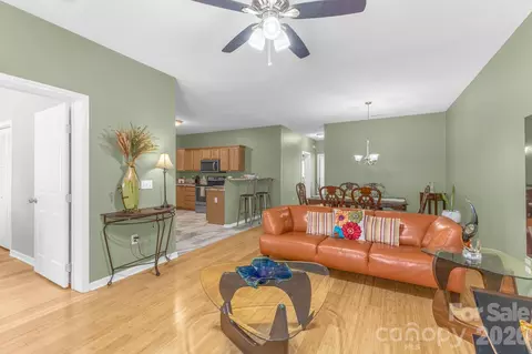 709 Villas Ct, Asheville, NC 28806