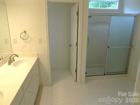 Bath - 35 Sheffield Pl, Brevard, NC 28712 photo 3 of 5