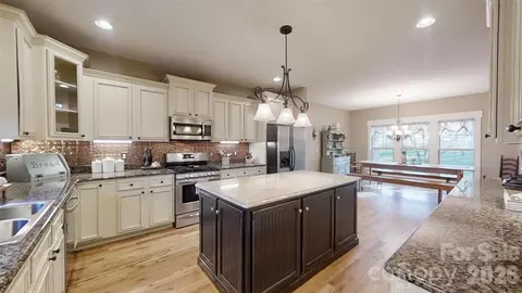 1520 Weatherwood Dr, Lincolnton, NC 28092