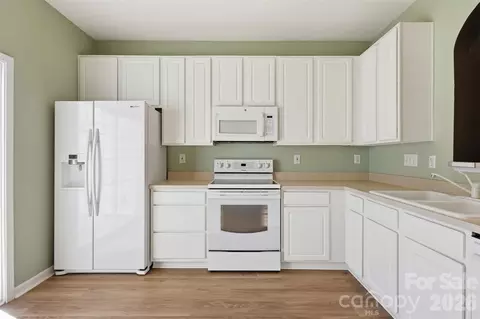 Kitchen - 727 Shellstone Pl, Fort Mill, SC 29708 photo 2 of 3