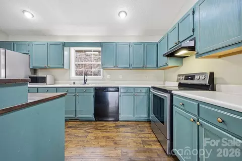 Kitchen - 373 Fox Trace Dr, Sylva, NC 28779 photo 2 of 3