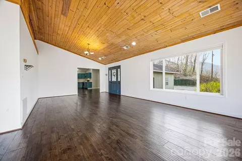 Living - 373 Fox Trace Dr, Sylva, NC 28779 photo 2 of 9