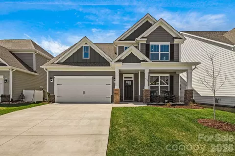 574 Fox Cove Rd, Hendersonville, NC 28792