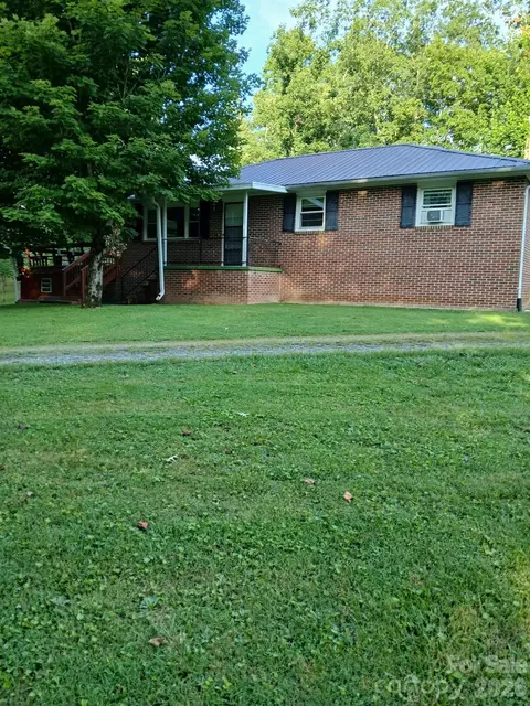 44 Tuttle Rd, Hendersonville, NC 28792