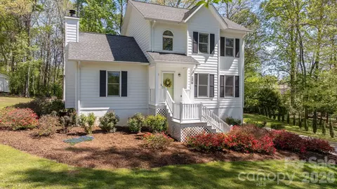 1270 Berra Pl, Hickory, NC 28602