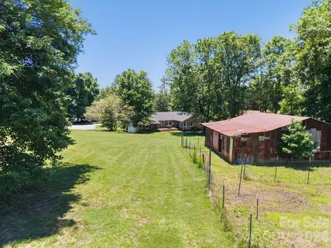 Exterior - 527 Floyd Blackwell Rd, Tryon, NC 28782 photo 9 of 10