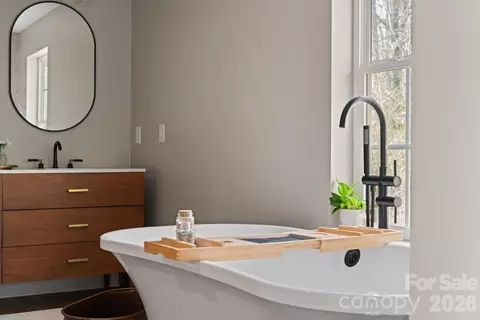 Bath - 527 Floyd Blackwell Rd, Tryon, NC 28782 photo 1 of 8