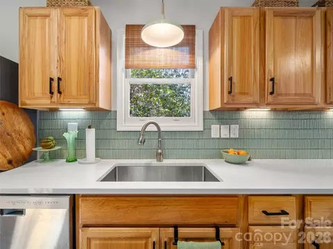 Kitchen - 31 Elseetos Dr, Brevard, NC 28712 photo 3 of 4