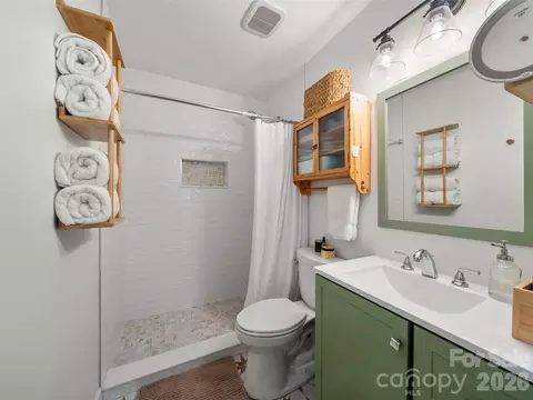 Bath - 31 Elseetos Dr, Brevard, NC 28712 photo 1 of 2