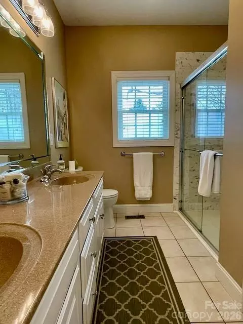 Bath - 4945 Brookridge Ne Dr NE, Hickory, NC 28601 photo 4 of 5