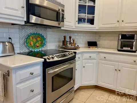 Kitchen - 4945 Brookridge Ne Dr NE, Hickory, NC 28601 photo 5 of 7