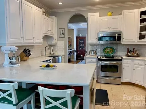 Kitchen - 4945 Brookridge Ne Dr NE, Hickory, NC 28601 photo 4 of 7