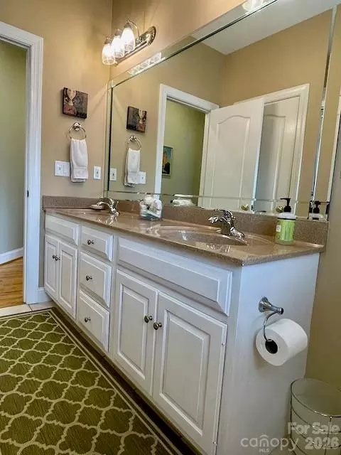 Bath - 4945 Brookridge Ne Dr NE, Hickory, NC 28601 photo 5 of 5