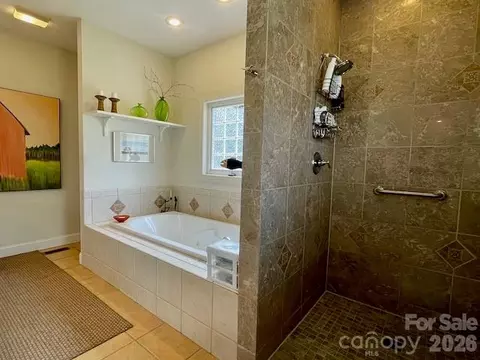 Bath - 4945 Brookridge Ne Dr NE, Hickory, NC 28601 photo 3 of 5