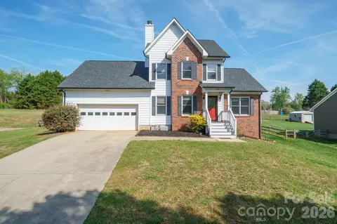 5406 Winding Oak Dr, Hickory, NC 28602