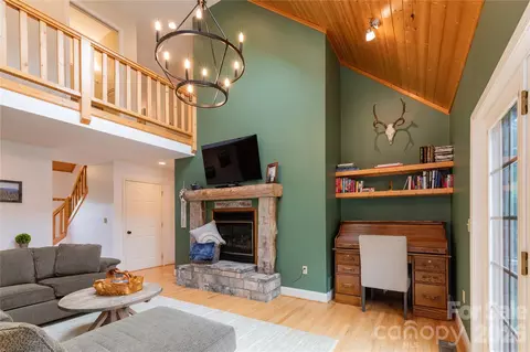60 Rolling Ln, Maggie Valley, NC 28751